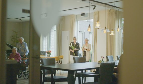 Tante clasien huiskamer bloemen